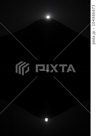 静岡県/ 田貫湖と富士山頂に出現する月（ダブルパール富士・シルエット） 104986873