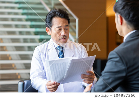 商談する医師 104987260