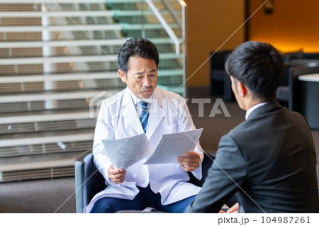 商談する医師 商談する医師 104987261