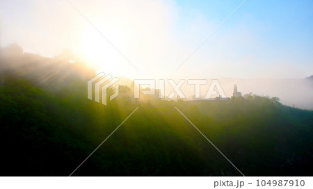 朝日に輝く絶景風景 104987910