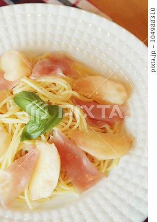 桃と生ハムのパスタ 桃と生ハムのパスタ 104988310