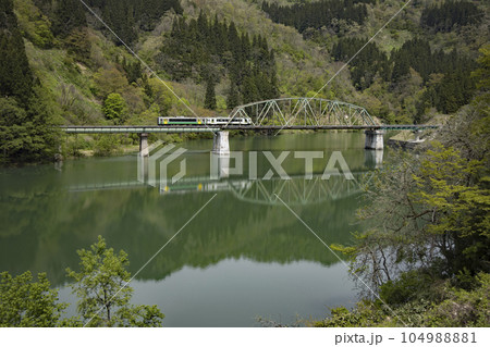 第五只見川橋梁を走る只見線 104988881