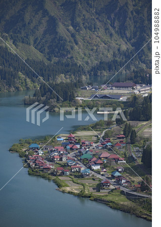 大志集落を走る只見線 104988882