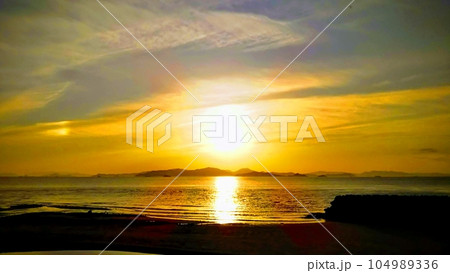 瀬戸内海に沈もうとする黄金色に光る夕日の風景 瀬戸内海に沈もうとする黄金色に光る夕日の風景 104989336