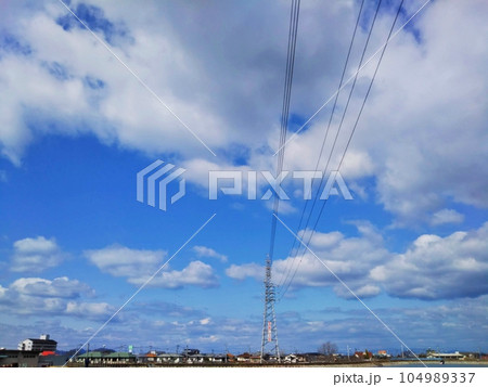白い雲と青い空に広がる電線の風景 白い雲と青い空に広がる電線の風景 104989337