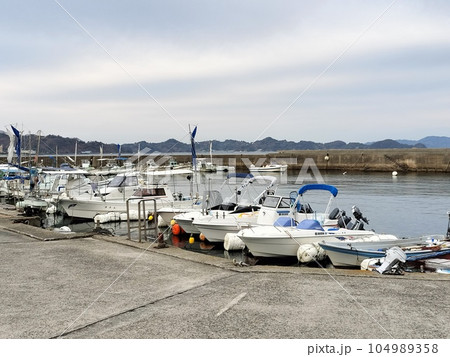 漁船が停泊する漁港と空のある風景 104989358