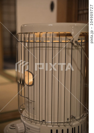 和室に置かれた石油ストーブ 和室に置かれた石油ストーブ 104989727