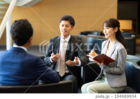 商談するビジネスマン 104989934