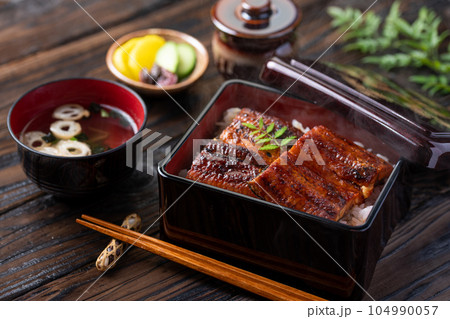 鰻重 うな丼 うなぎ丼 土用の丑の日にうな重を食べる（お吸い物とお漬物を添えて）スタミナ満点のうなぎ 104990057