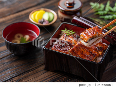 鰻重 うな丼 土用の丑の日にうな重を食べる（お吸い物とお漬物を添えて）スタミナ満点のうなぎ料理 104990061