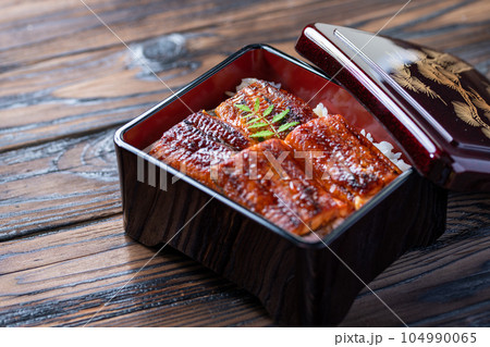 鰻重 うな丼 土用の丑の日にうな重を食べる(お吸い物とお漬物を添えて)スタミナ満点のうなぎ料理 鰻重 うな丼 土用の丑の日にうな重を食べる(お吸い物とお漬物を添えて)スタミナ満点のうなぎ料理 104990065