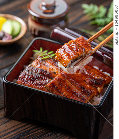 鰻重 うな丼 土用の丑の日にうな重を食べる（お吸い物とお漬物を添えて）スタミナ満点のうなぎ料理 104990067