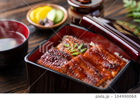 鰻重 うな丼 土用の丑の日にうな重を食べる(お吸い物とお漬物を添えて)スタミナ満点のうなぎ料理 鰻重 うな丼 土用の丑の日にうな重を食べる(お吸い物とお漬物を添えて)スタミナ満点のうなぎ料理 104990068