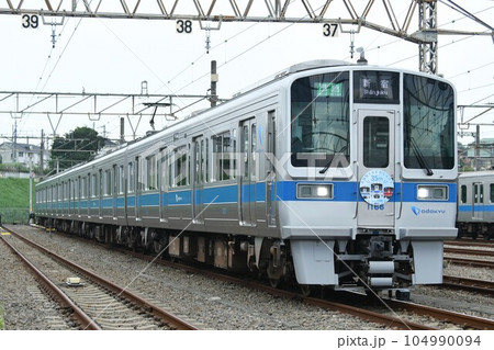 車両基地に停車する小田急電鉄1000形(1000形35周年記念ヘッドマーク掲出) 車両基地に停車する小田急電鉄1000形(1000形35周年記念ヘッドマーク掲出) 104990094