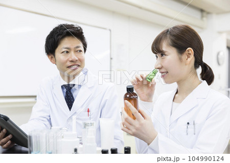 調香をする研究員　アロマオイル商品開発イメージ 104990124