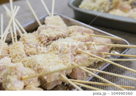 串カツの下準備 串揚げ 串カツの下準備 串揚げ 104990360