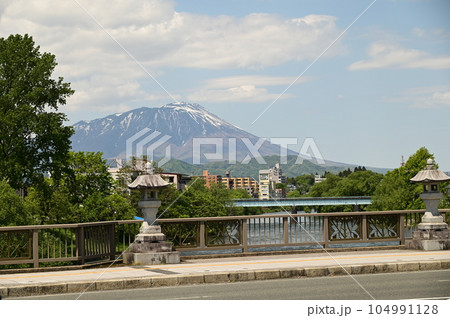 盛岡の春 夕顔瀬橋から見える岩手山 104991128