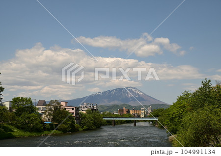 盛岡の春 夕顔瀬橋から見える岩手山 盛岡の春 夕顔瀬橋から見える岩手山 104991134