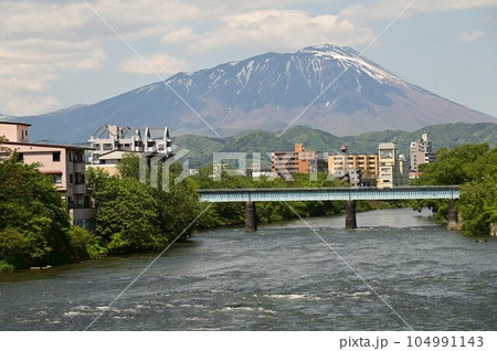 盛岡の春 夕顔瀬橋から見える岩手山 104991143