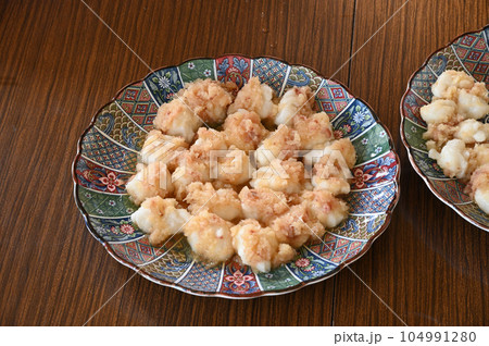 餅つきの後に丸めて味付けをしてさらに並べた一口サイズの餅 104991280