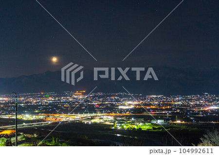 【月素材】地球照の月と松本平の夜景【長野県】 【月素材】地球照の月と松本平の夜景【長野県】 104992611
