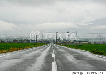 雨に濡れた真っ直ぐな道 104992641