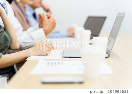 会議・打ち合わせ・ミーティング・ブレインストーミング・企画のイメージ 会議・打ち合わせ・ミーティング・ブレインストーミング・企画のイメージ 104992681
