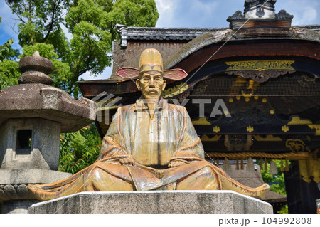 京都　豊国神社　豊臣秀吉像と唐門 104992808