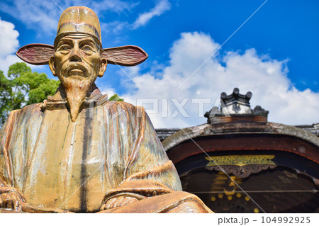 京都 豊国神社 豊臣秀吉像と唐門の写真素材 [104992925] - PIXTA