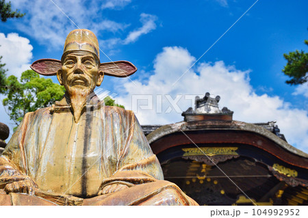 京都　豊国神社　豊臣秀吉像と唐門 104992952