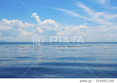 夏の青空と琵琶湖 夏の青空と琵琶湖 104993198