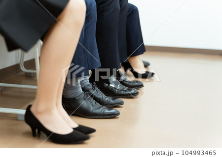 面接会場の休憩室・待合室にいる男女のビジネスパーソン 面接会場の休憩室・待合室にいる男女のビジネスパーソン 104993465