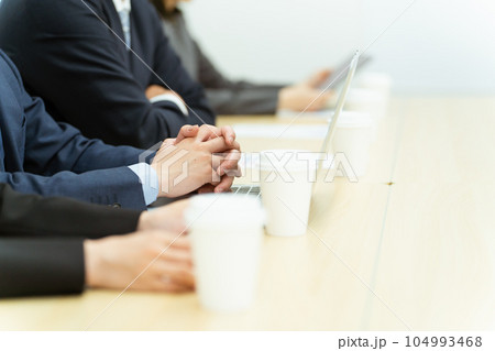 会議・面接・商談で会話するビジネスマンの手元のイメージ 会議・面接・商談で会話するビジネスマンの手元のイメージ 104993468