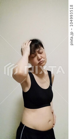 三段腹に絶望する女性の写真素材 [104993518] - PIXTA