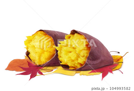 焼き芋と落ち葉のイラスト リアル 104993582