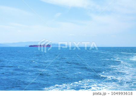 沖を行くコンテナ船 沖を行くコンテナ船 104993618