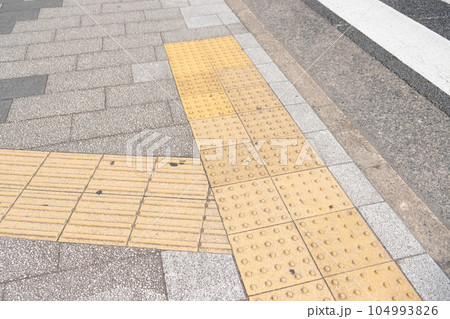 点字ブロックのある街並み 点字ブロックのある街並み 104993826