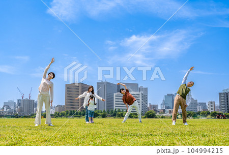 公園で体操をする家族三世代 公園で体操をする家族三世代 104994215
