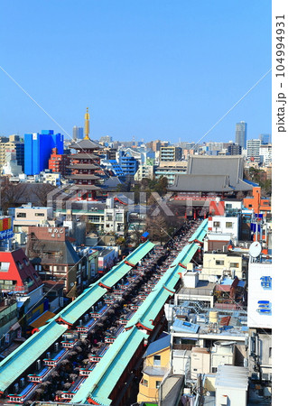 【東京都】晴天の浅草寺の仲見世（五重塔と宝蔵門） 104994931