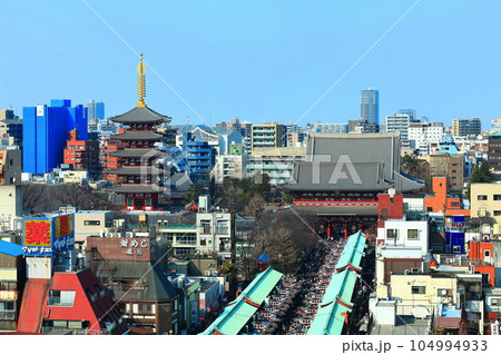 【東京都】晴天の浅草寺の五重塔と宝蔵門 104994933