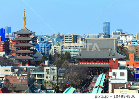 【東京都】晴天の浅草寺の仲見世(五重塔と宝蔵門) 【東京都】晴天の浅草寺の仲見世(五重塔と宝蔵門) 104994936