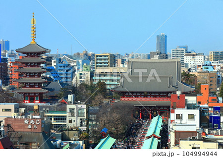 【東京都】晴天の浅草寺の五重塔と宝蔵門 104994944