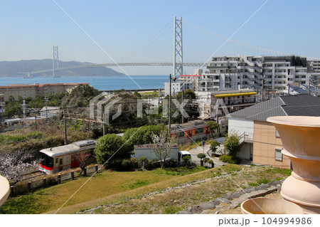 明石海峡大橋を五色塚古墳から山陽電鉄霞ヶ丘駅東側の山陽電鉄6000系越しに望む 明石海峡大橋を五色塚古墳から山陽電鉄霞ヶ丘駅東側の山陽電鉄6000系越しに望む 104994986