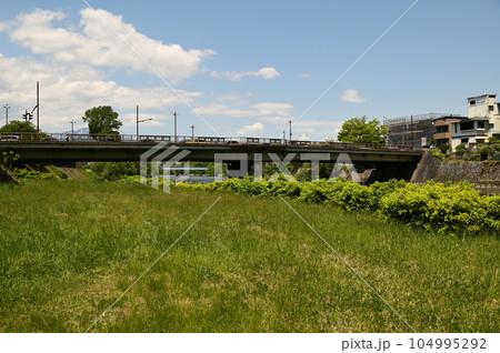 盛岡の春 北上川沿いの風景 104995292