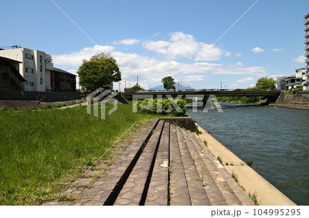 盛岡の春 北上川沿いの風景 盛岡の春 北上川沿いの風景 104995295