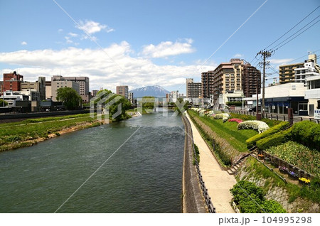 盛岡の春 北上川沿いの風景 盛岡の春 北上川沿いの風景 104995298