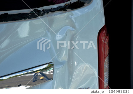 交通事故で後部ハッチドアを破損したワンボックス車 交通事故で後部ハッチドアを破損したワンボックス車 104995833