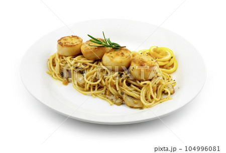 Spaghetti with Scalloped and mushrooms 104996081