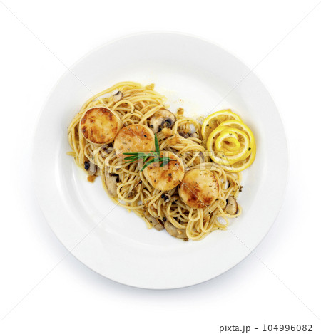 Spaghetti with Scalloped and mushrooms 104996082
