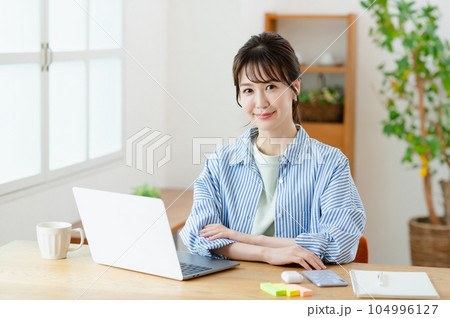 リビングでweb会議する若い女性 リビングでweb会議する若い女性 104996127